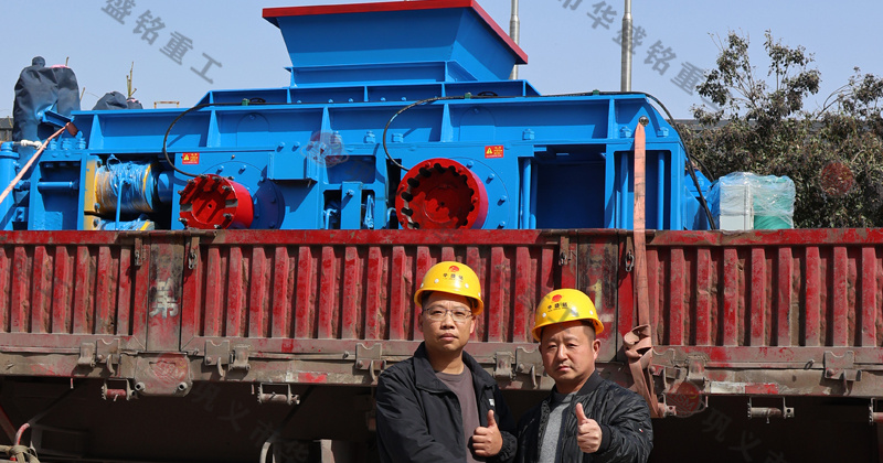 鵝卵石制砂用什么破碎機？推薦對輥機價格不貴還耐用