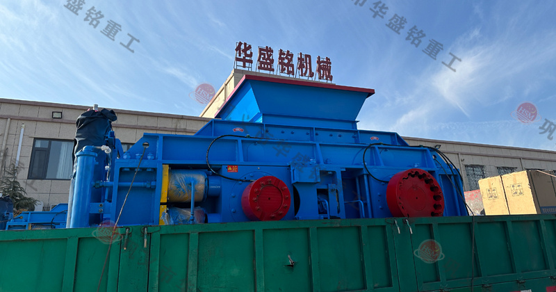 玄武巖粉碎成1-5mm用什么設(shè)備？推薦時(shí)產(chǎn)80噸對(duì)輥制砂機(jī)