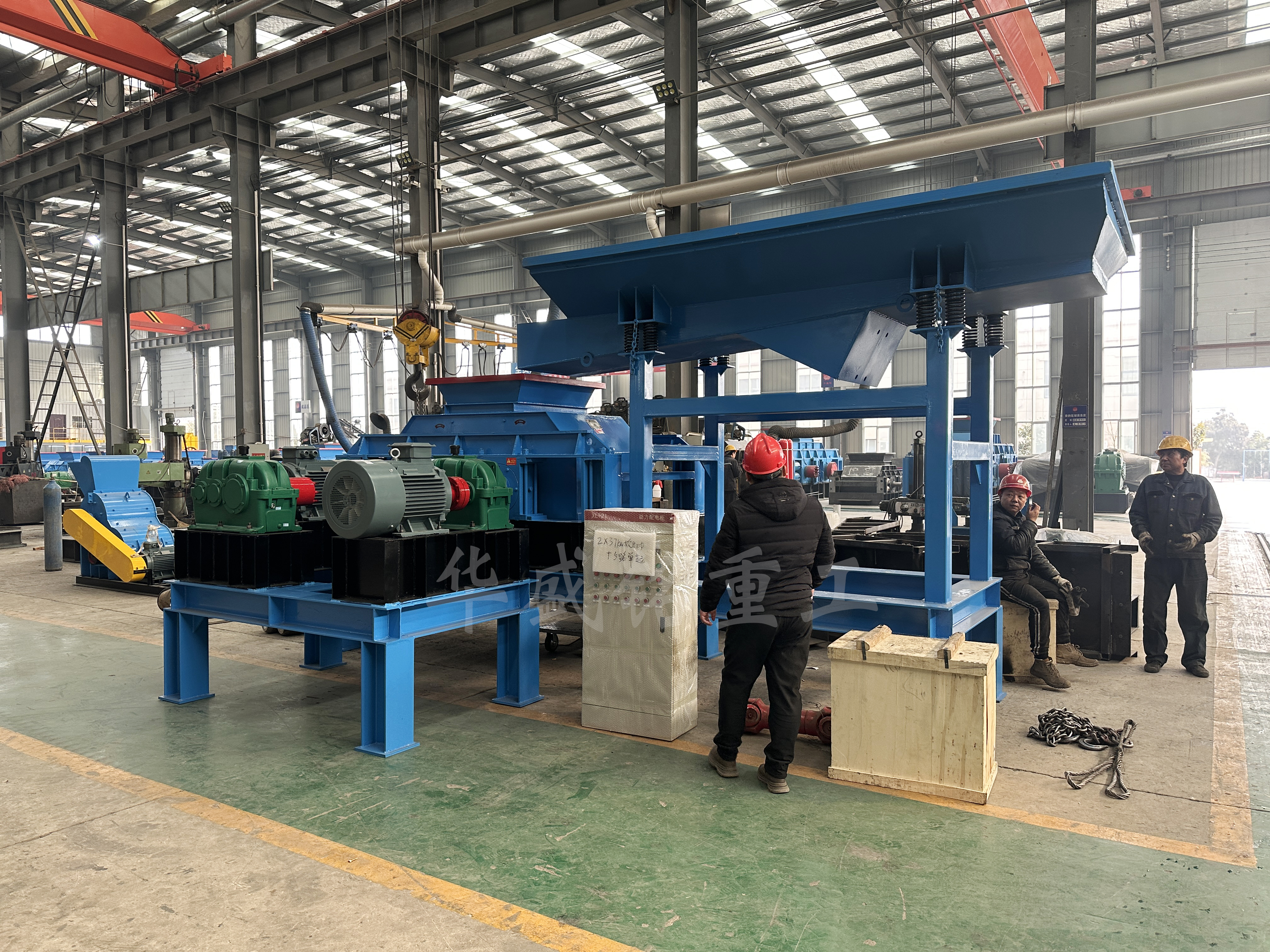 石英石破碎設(shè)備眾多，為何狼牙齒輥破碎機(jī)脫穎而出？