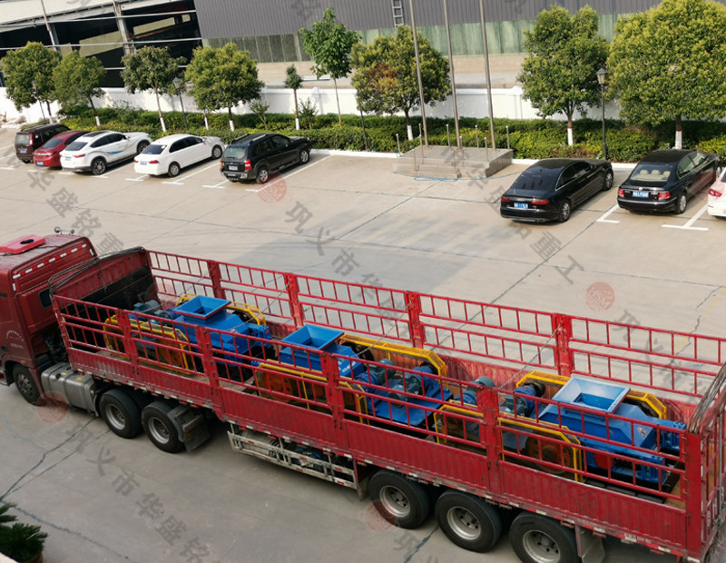 三臺400x600小型對輥破碎機發(fā)貨現場