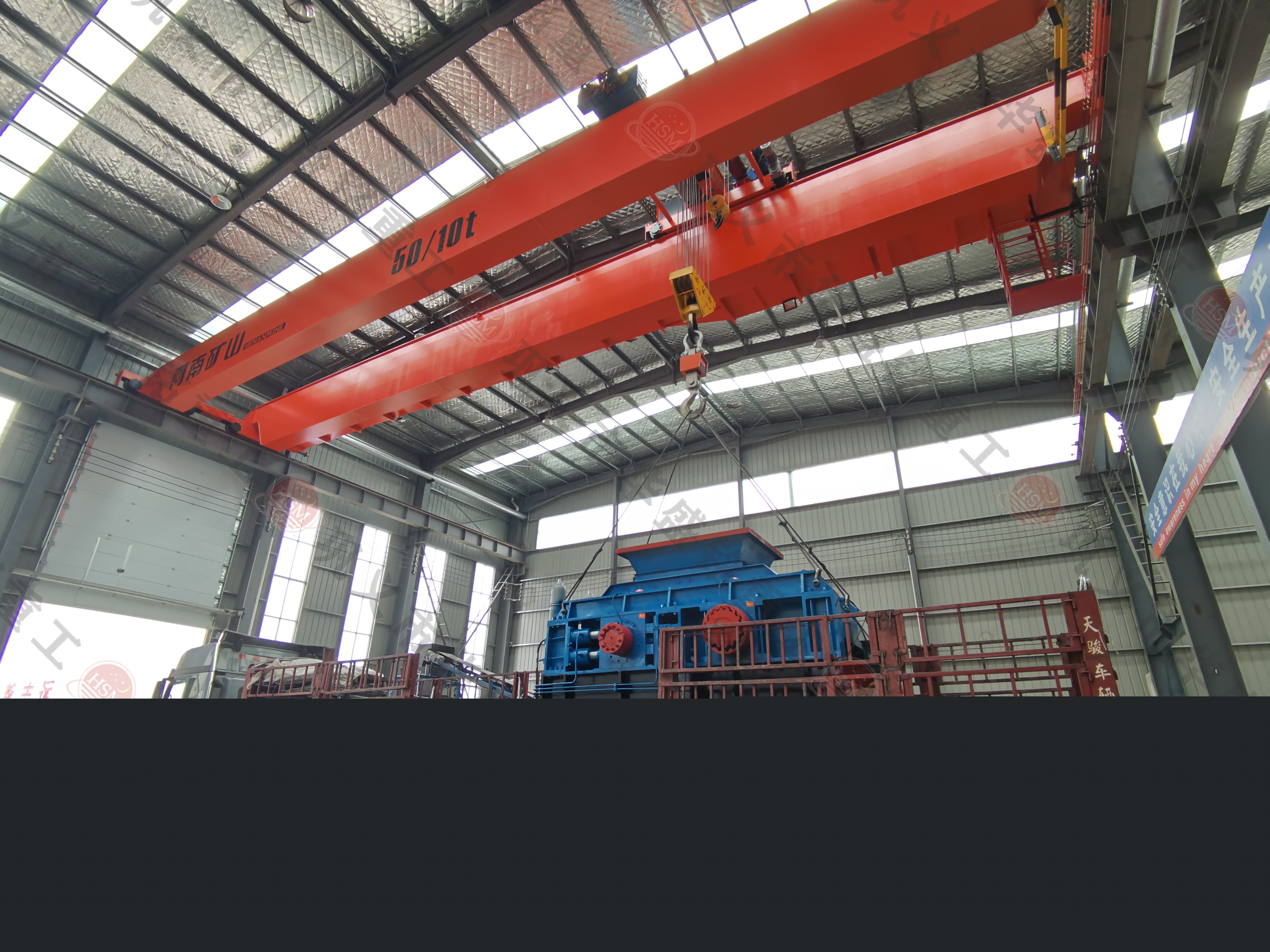 鞏義對輥破碎機廠家裝車發(fā)貨現場