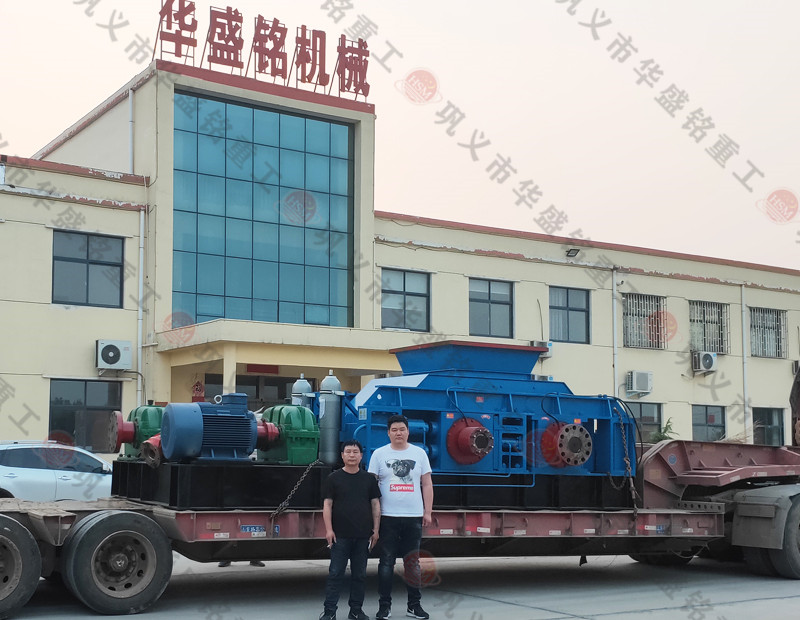 大型液壓對輥破碎機發(fā)貨現場
