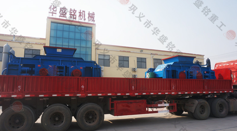 時(shí)產(chǎn)150噸對(duì)輥破碎機(jī)兩臺(tái)發(fā)往河北現(xiàn)場