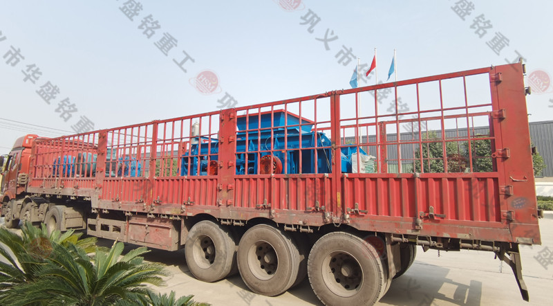 1212型液壓對輥破碎機發(fā)往湖南發(fā)貨現場