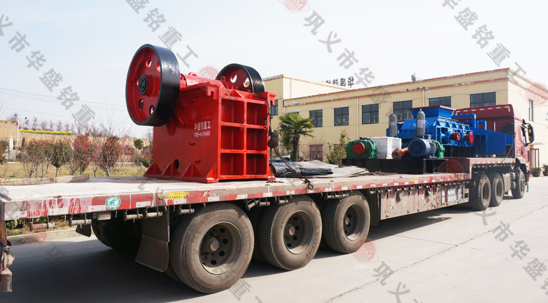 1512型時(shí)產(chǎn)200噸液壓對輥破碎機(jī)+鄂式破碎機(jī)發(fā)貨現(xiàn)場